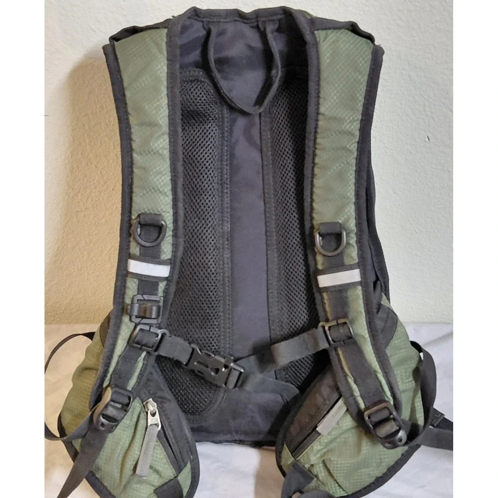 Mothybot Hydration Backpack Green Black Hiking Cycling Pack w/ 2L Water Bladder